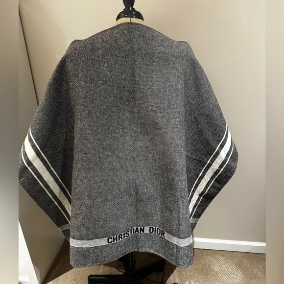 DIOR wool gray Tweed Cape Poncho Pre-Fall 2017 - Picture 7 of 16